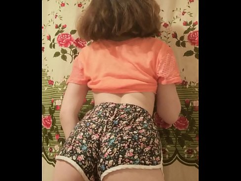 ❤️ Keçika ciwan a seksî li ber kamerayê kurtanên xwe ji xwe dike ❤❌ Pornoya hişk li me ❌️