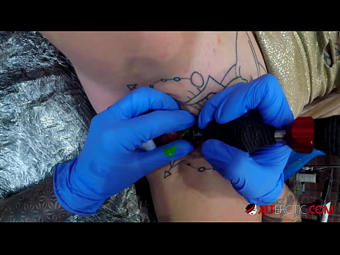 ❤️ Keçika pir tattookirî Sully Savage tattooek li ser klîtorê xwe kir. ❤❌ Pornoya hişk li me ❌️